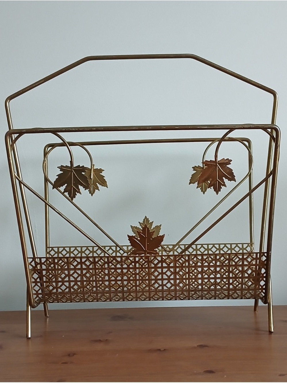 Vintage wire magazine rack 🍁